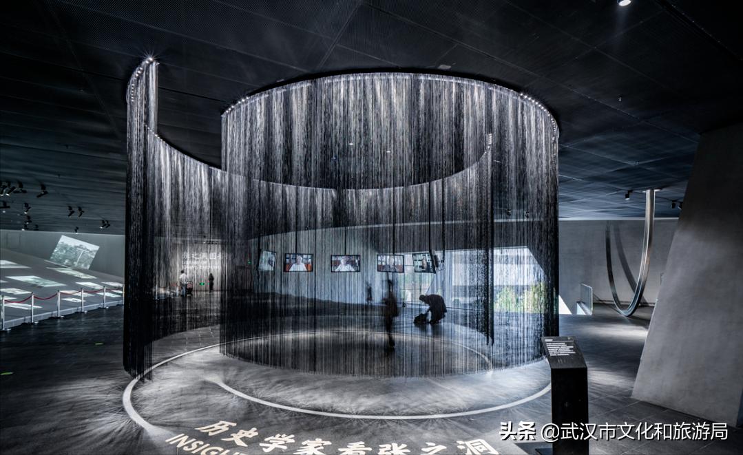 骑车给手机充电,武汉街头给手机充电路灯