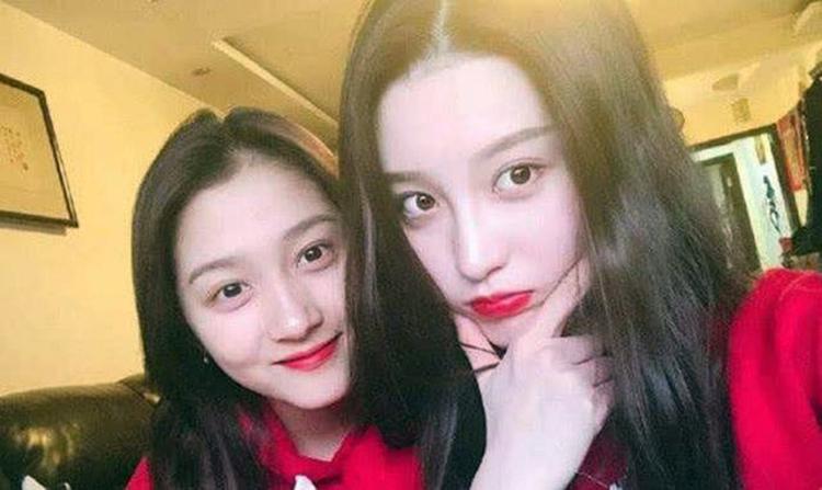 六小龄童结婚32周年晒合照，妻子竟是天竺王后！女儿撞脸关晓彤