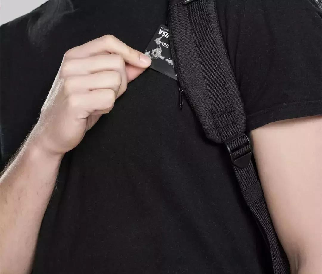 型男出街必备：刀割不入、风雨不侵，这款硬核背包丢大街都偷不走