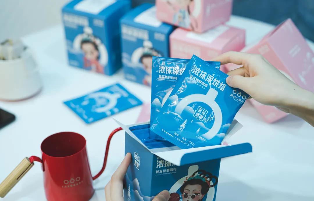 答案竟然是咖啡？为什么运动赛场上总有可乐的影子