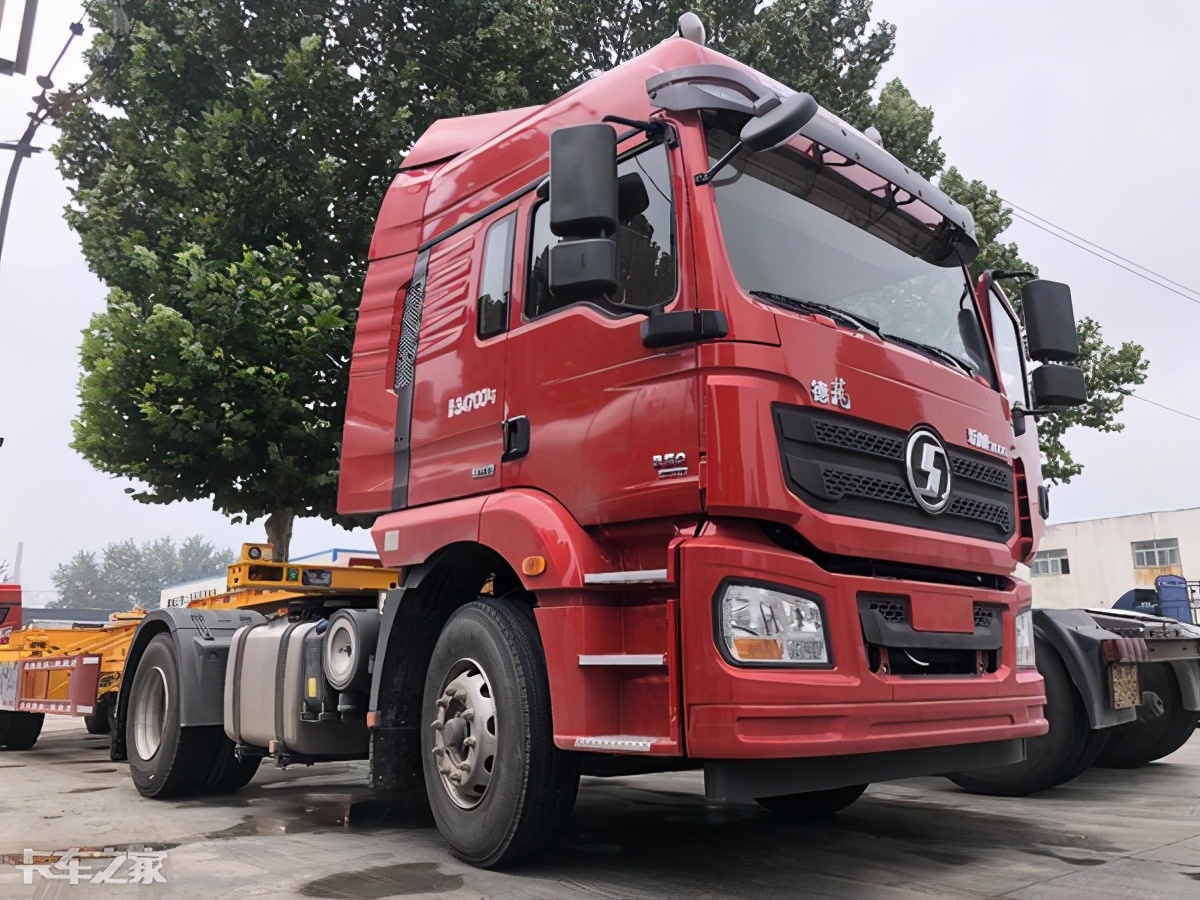 陕汽德龙新款m3000天然气车,德龙m3000牵引车拉大件