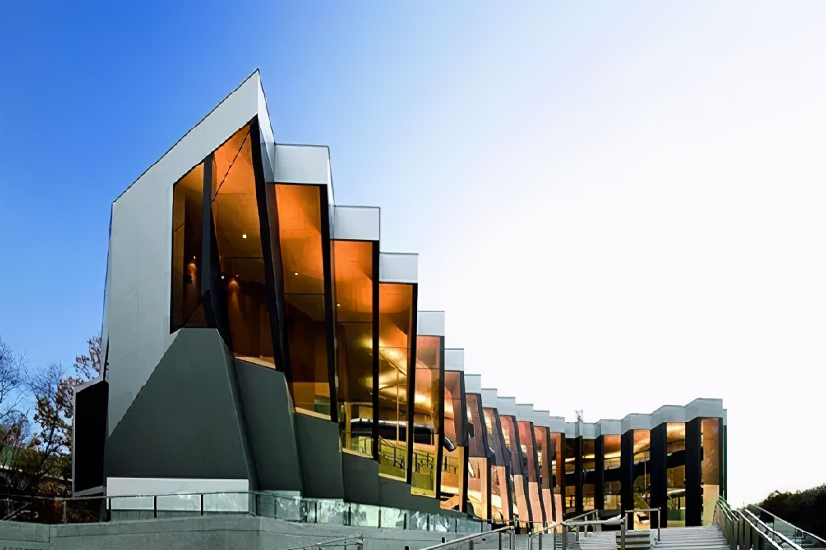 只涨不跌的澳洲大学开始退学费了？专门给海外留学生