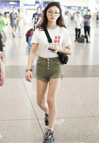 林允代言ck的视频,林允代言ck的衣服照片