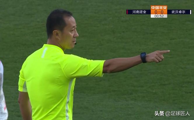 中超裁判15分钟后再现争议判罚,中超裁判被球砸中