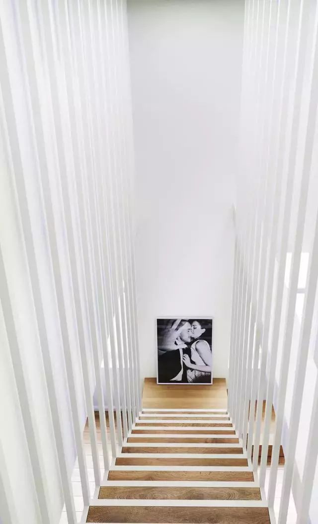 意式极简挑空客厅效果图,简约挑空客厅设计