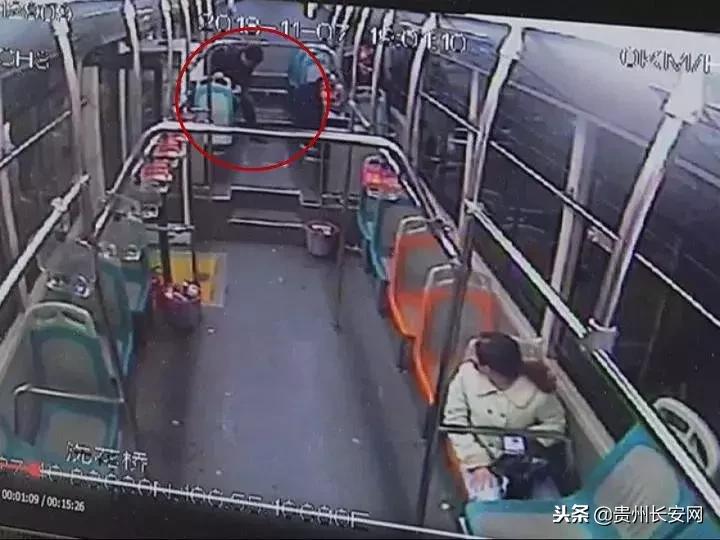 公交司机被锁喉一位少年出手了,遵义公交29路撞到11路公交事件