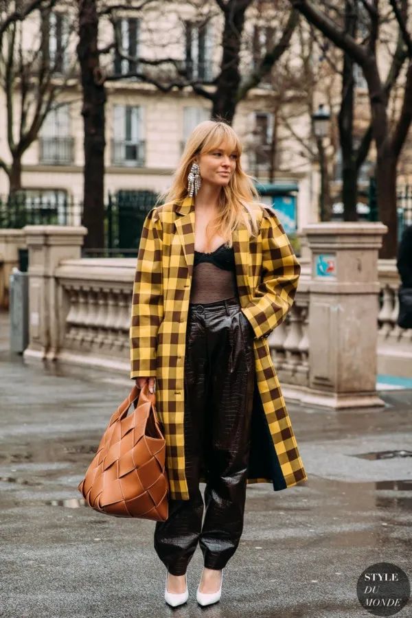 墨绿色格纹大衣怎样搭配好看,短款格纹毛呢大衣的搭配方法