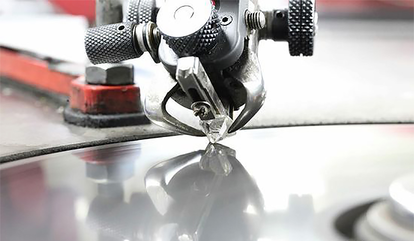 钻石无坚不摧,钻石有裂痕会碎掉吗