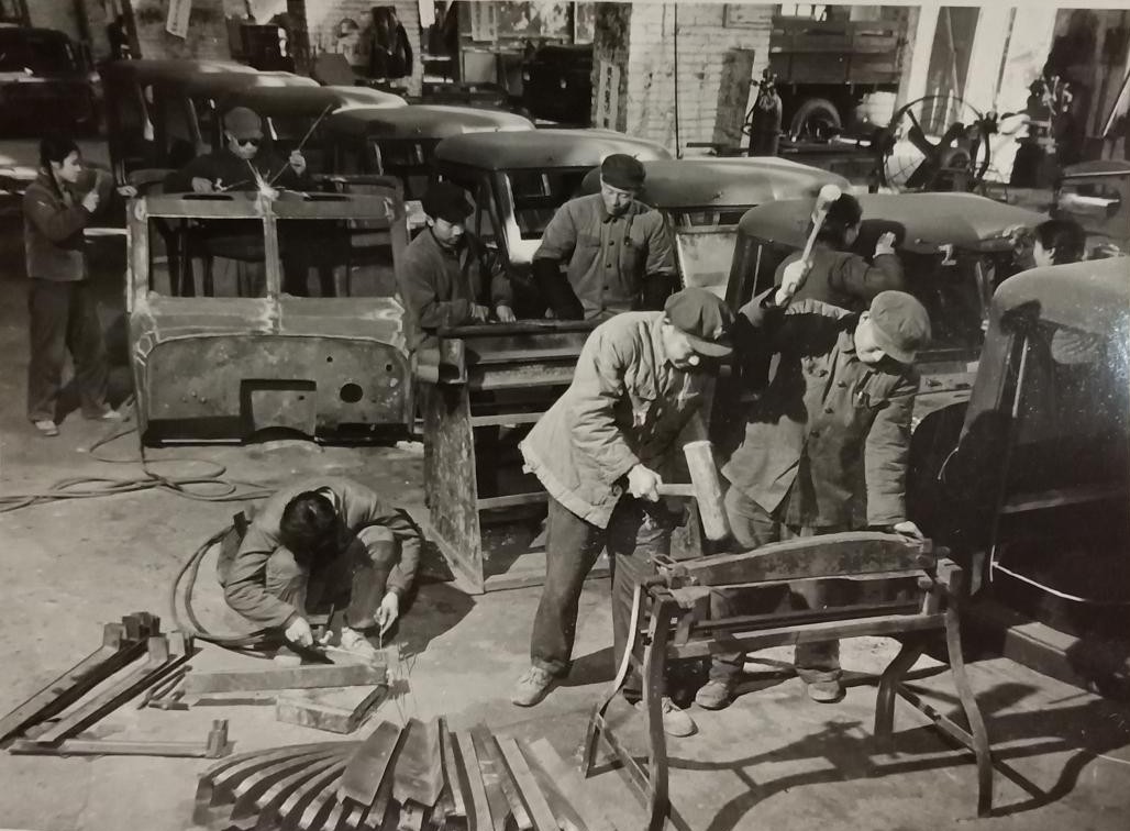 闲话江铃，稀里糊涂入行造车，八几年狂亏五千多万差点少年夭折