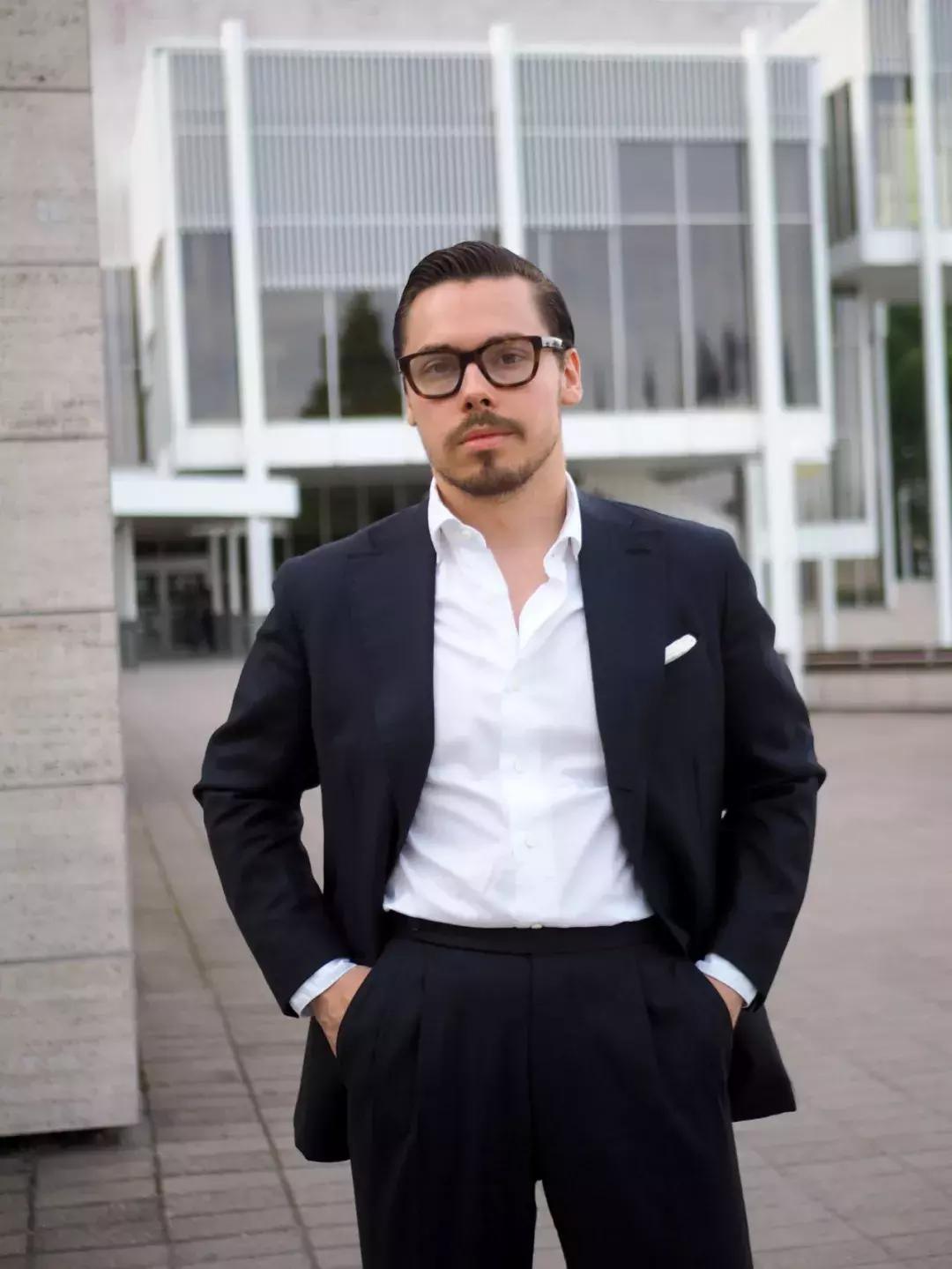 女生什么样的西装才算合身,女士西装肩宽怎样才算合身