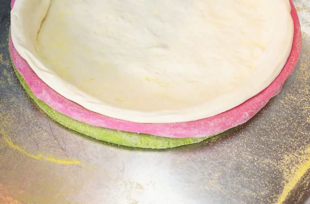 披萨烤完为什么会回缩,烤箱做披萨怎么不回缩