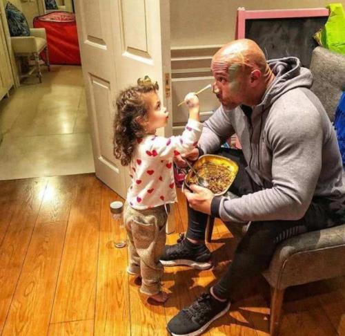 有种“颜值”叫强森之女，本以为会是金刚娃娃，不料却是人间芭比