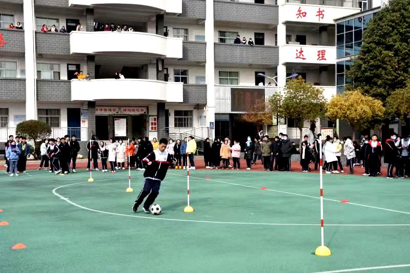 团结协作足球,小学足球绕杆考评