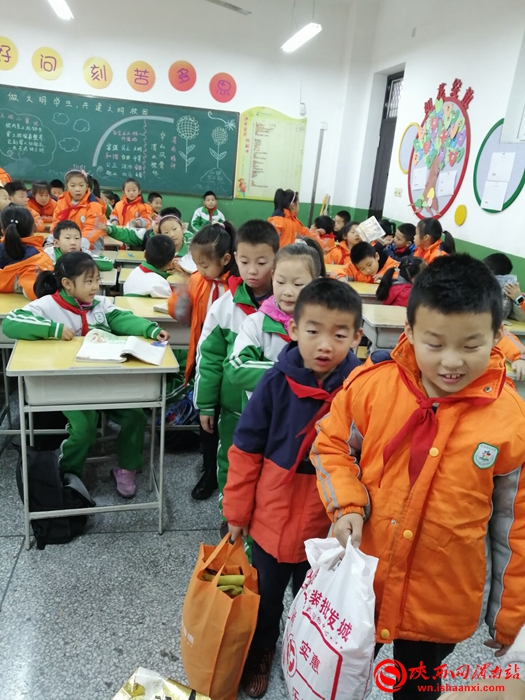 东关小学爱心捐赠活动,学校爱心捐赠公益活动简讯