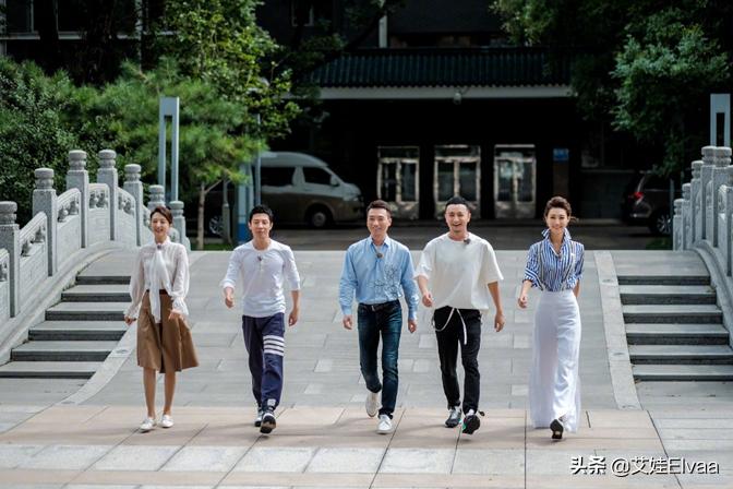 央视主持李梓萌竟然戴假发,央视主持人李梓萌罕见露素颜