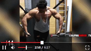 肌肉猛男展示腹肌胸肌,肌肉男八块腹肌和强壮的胸肌