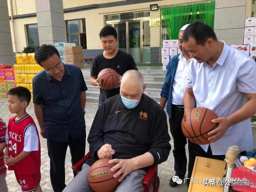 原八一男篮中锋马占福视频,篮球运动员马占福照片