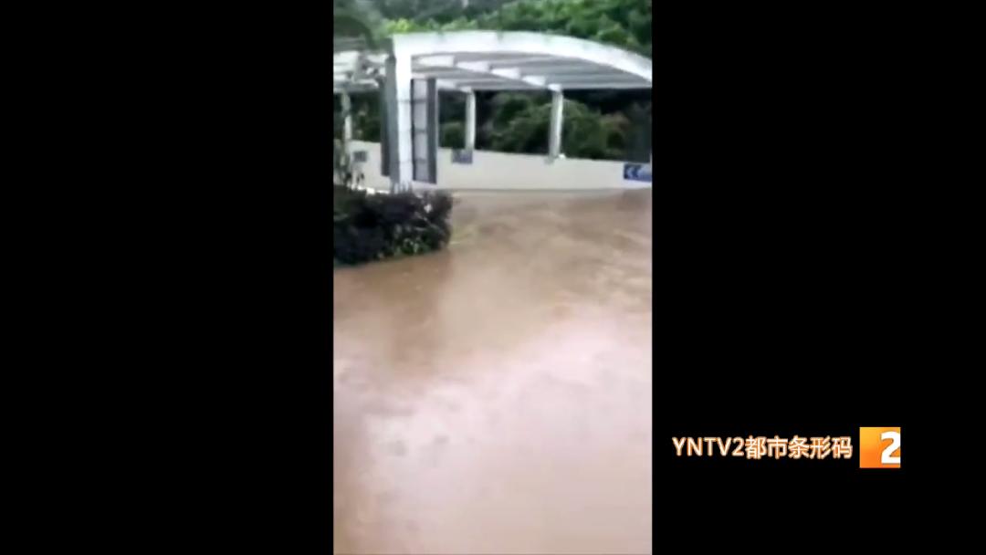 约200辆车泡了一整天,路上淤泥堆积难以通行,西市区为何淹积水那么严重?