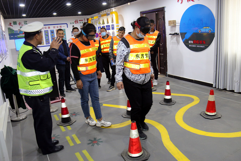 我为群众办实事丨民勤公安交警走进东方驾校开展“醉驾入刑十周年”、“一盔一带”交通安全及防电诈宣传活动