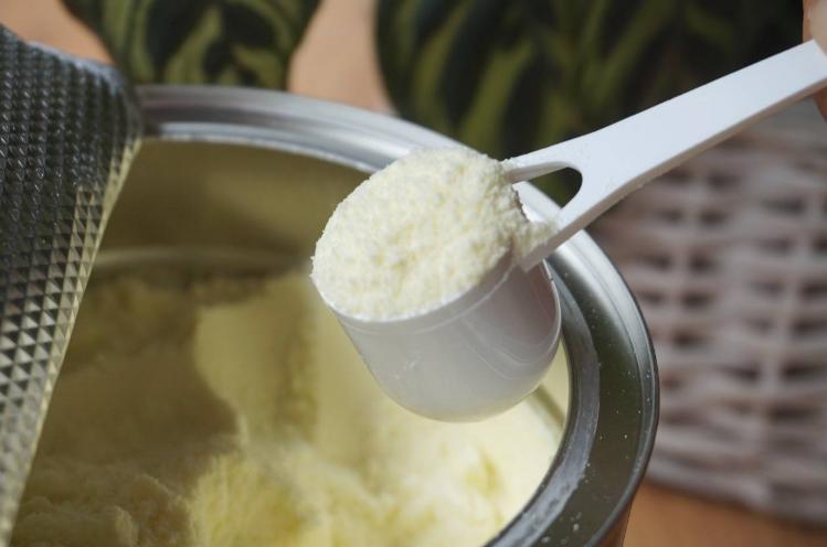 婴儿奶粉0-6个月冲泡,喝奶粉的宝宝晚上冲泡奶粉小妙招