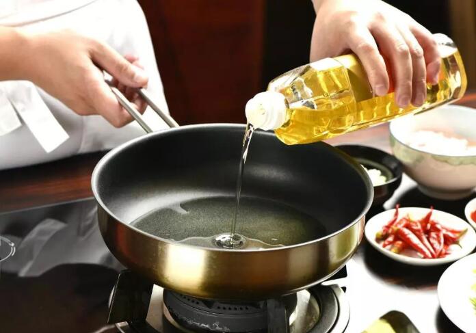色拉油跟普通食用油有什么区别,什么是色拉油什么是调和油