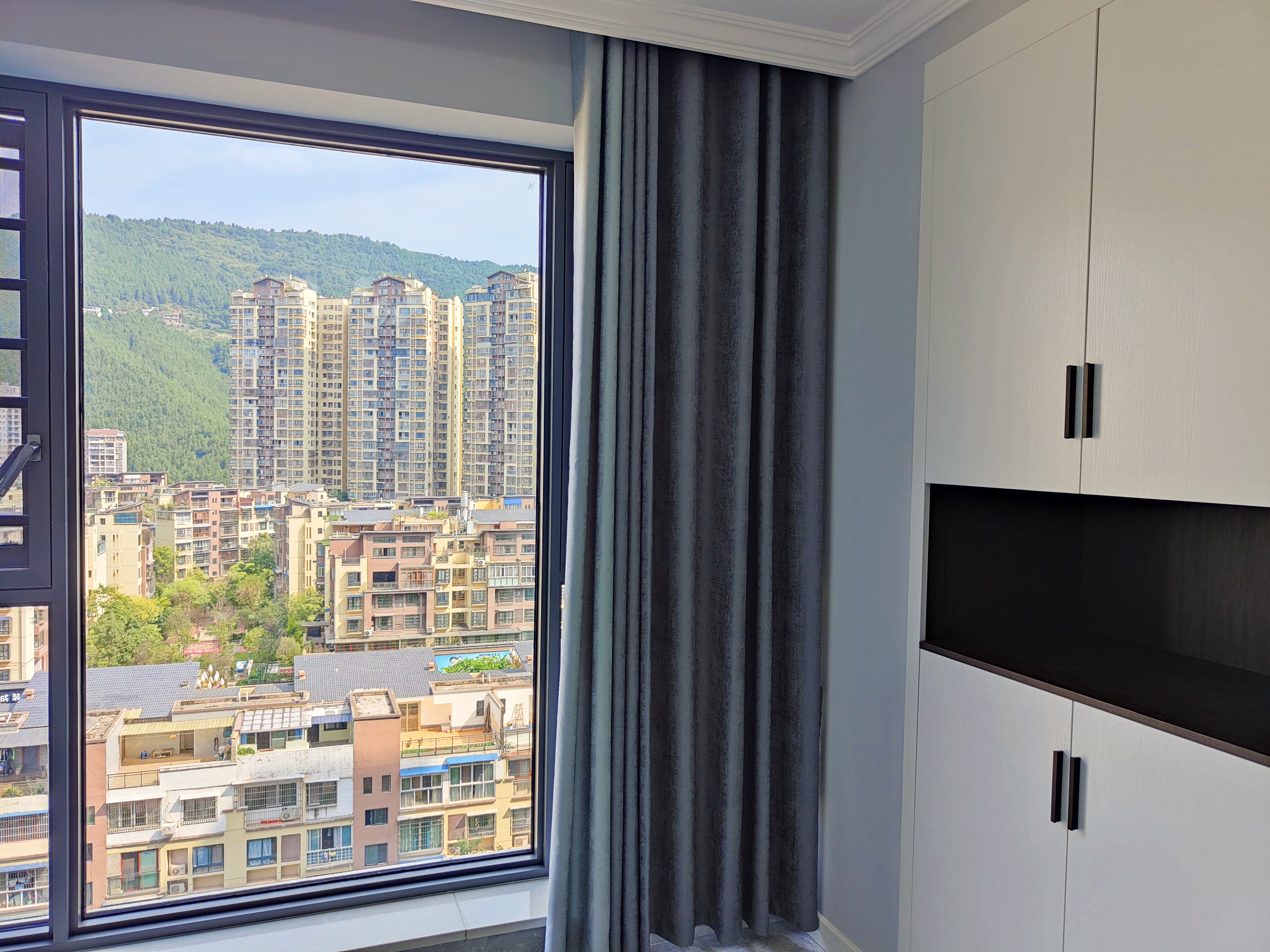 古蔺锦华城，三室两厅现代设计，鱼肚白大理石与钛金线条的碰撞