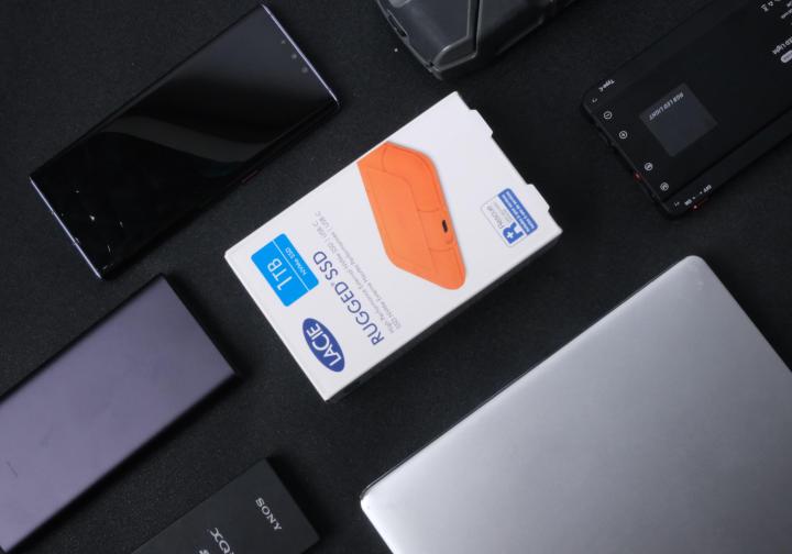 推荐一款简单精致的电脑桌 (实木电脑桌效果图大全2015款)