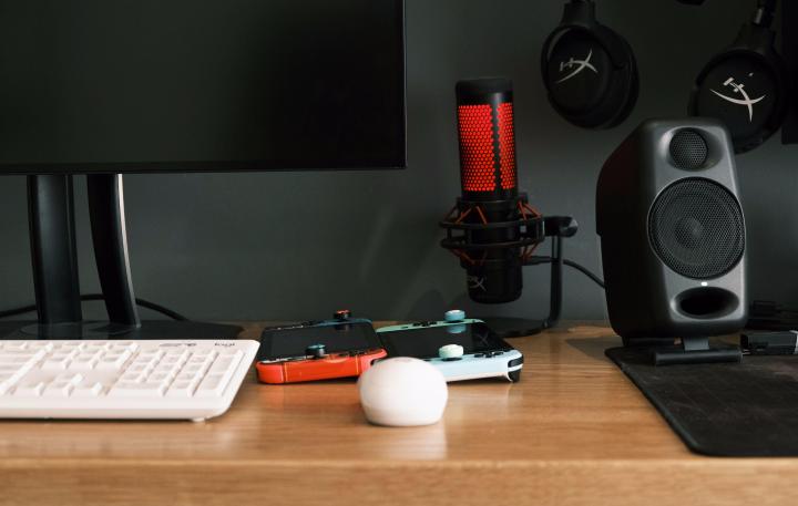 推荐一款简单精致的电脑桌 (实木电脑桌效果图大全2015款)