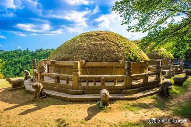 坟墓上应不应该立碑？想必忘记文化传承的人，似乎也就忘记了祖辈