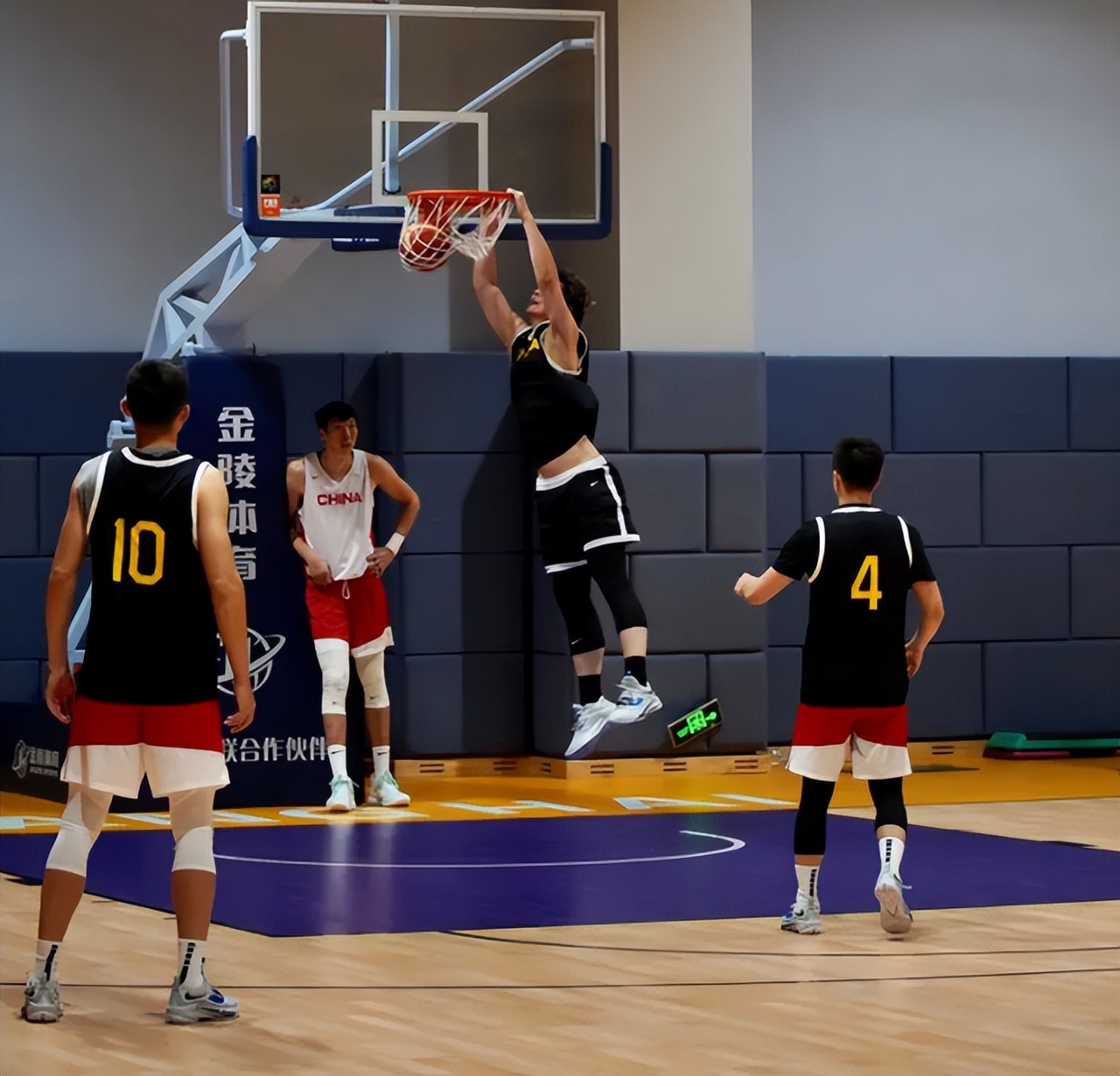 中国男篮15人大名单出炉！乔帅打内部对抗赛考察球员赵睿因伤缺阵