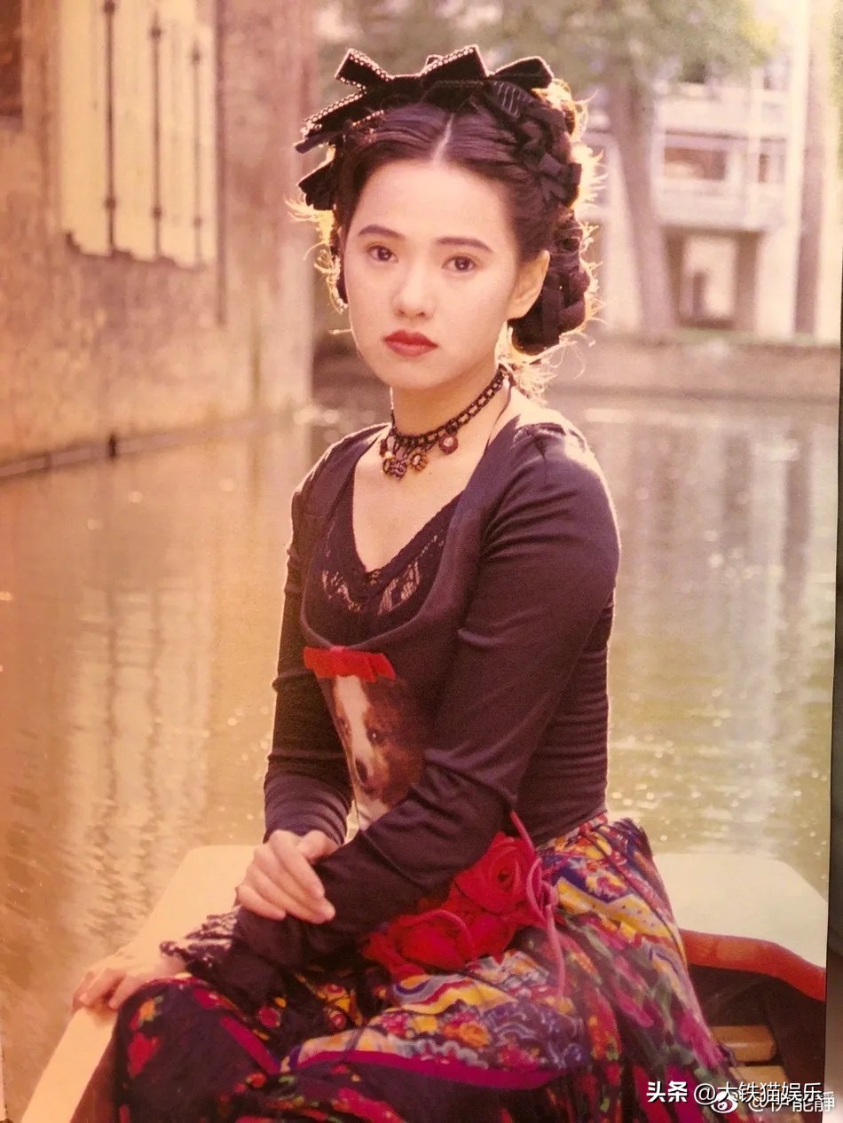 割完双眼皮的变化女,割了双眼皮的女明星