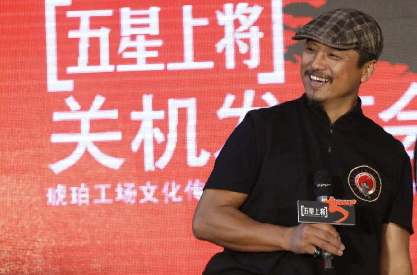 他是著名导演,妻子是演员,恩爱到老生一个漂亮女儿,幸福惹人羡