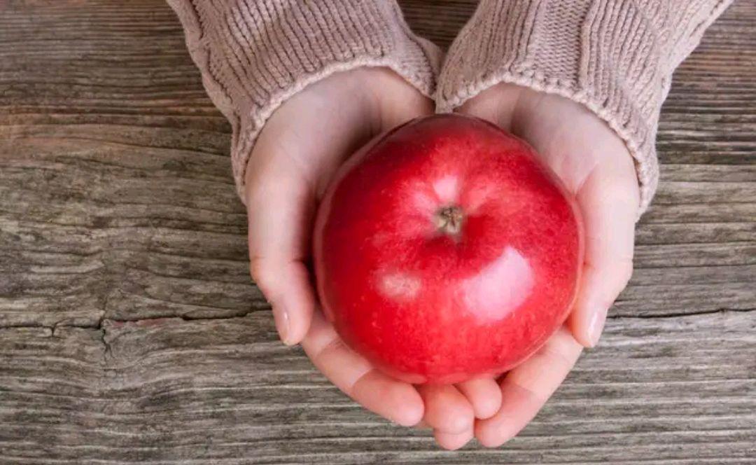 每天吃一个苹果坚持一个月的效果,每天吃一两个苹果身体有什么变化