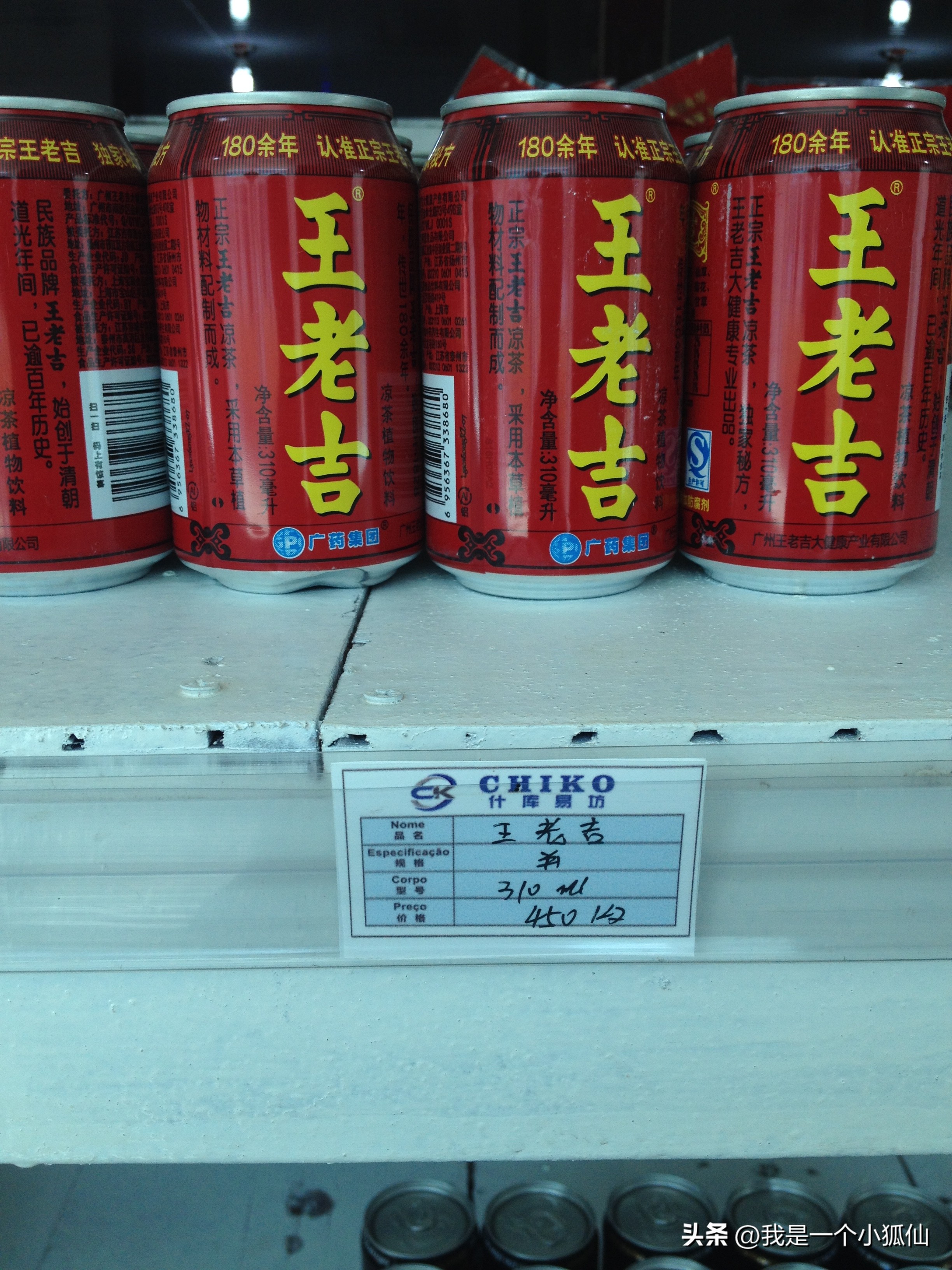 当吊带穿在黑人男人身上时，阳刚与妩媚是那么的和谐，让众人羡慕