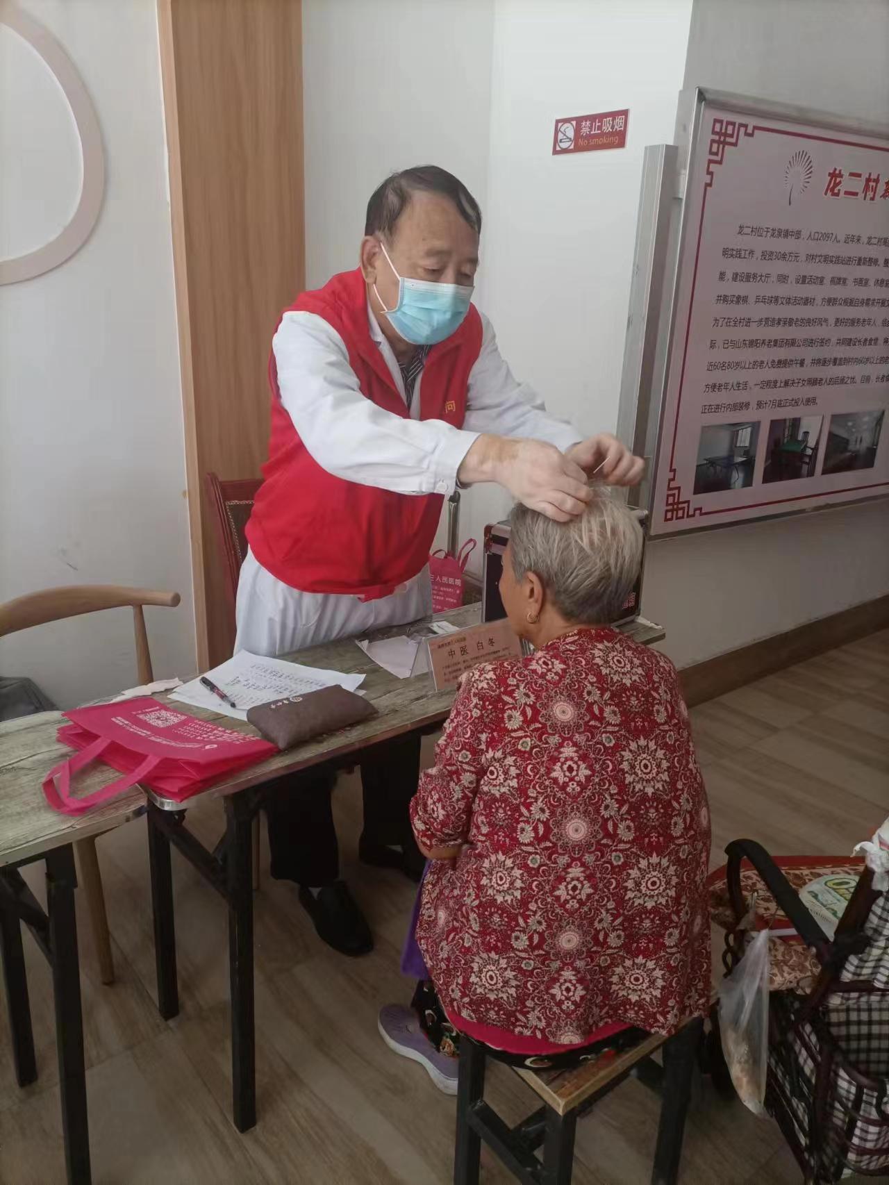 市三院联合宏仁堂“服务百姓健康行动”走进淄川龙泉镇龙二村义诊