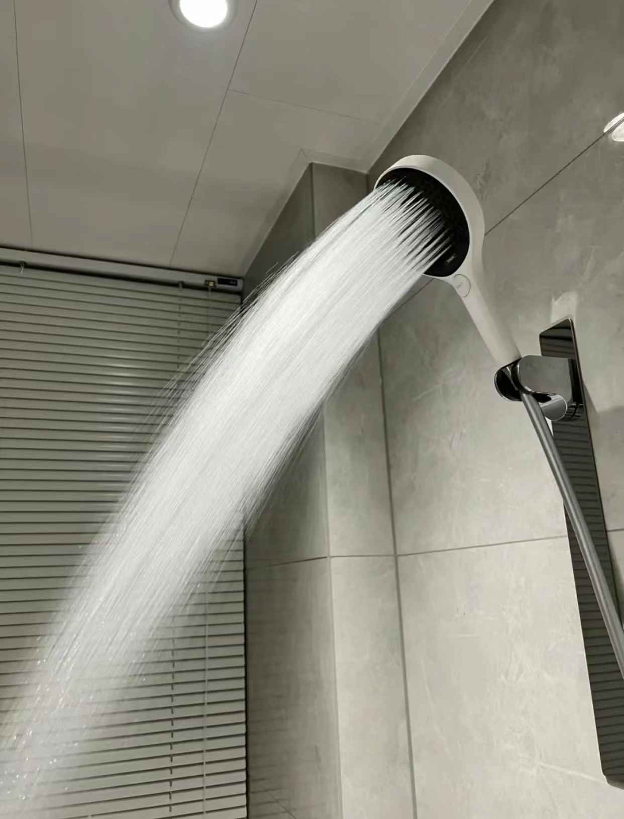 入住后花洒的真实感受,入住一年卫生间