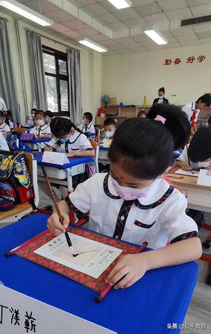 幼儿园入学第一天仪式感文案,新生报到第一天仪式感满格