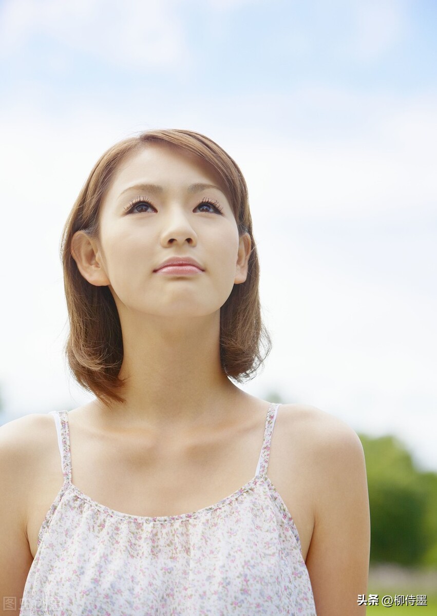 45岁如何拍照姿势好看,中年女性如何拍照最好看