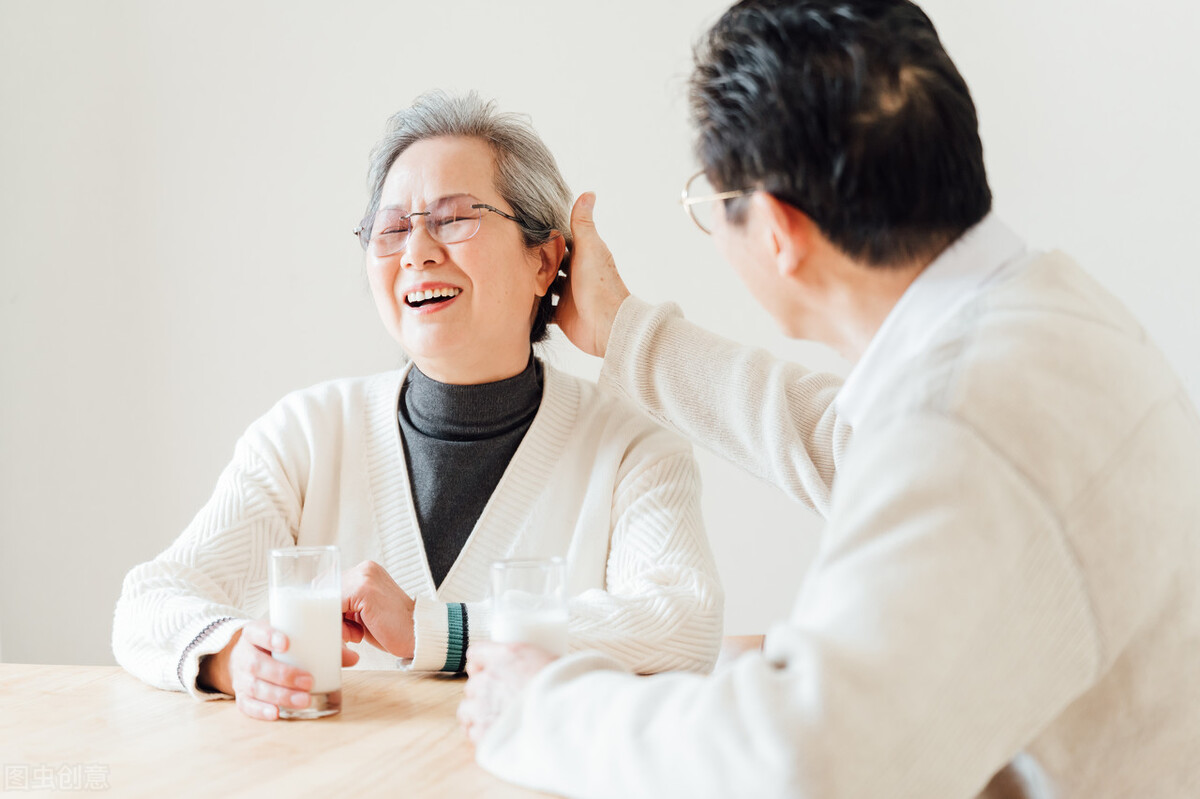 老年人喝牛奶最佳时间是什么时候,老年人喝牛奶和不喝牛奶有区别吗