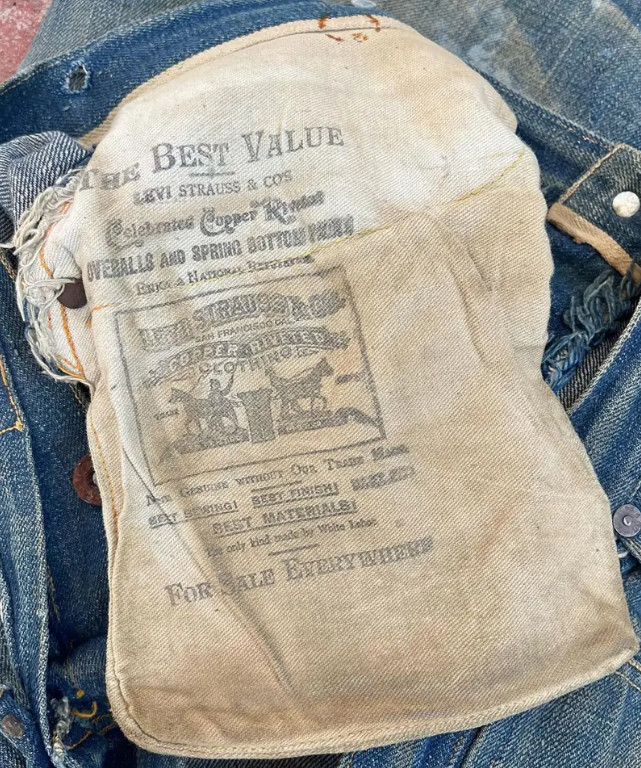 140年前标有*华反**口号的牛仔裤55万元售出，网友：欠中国一个道歉