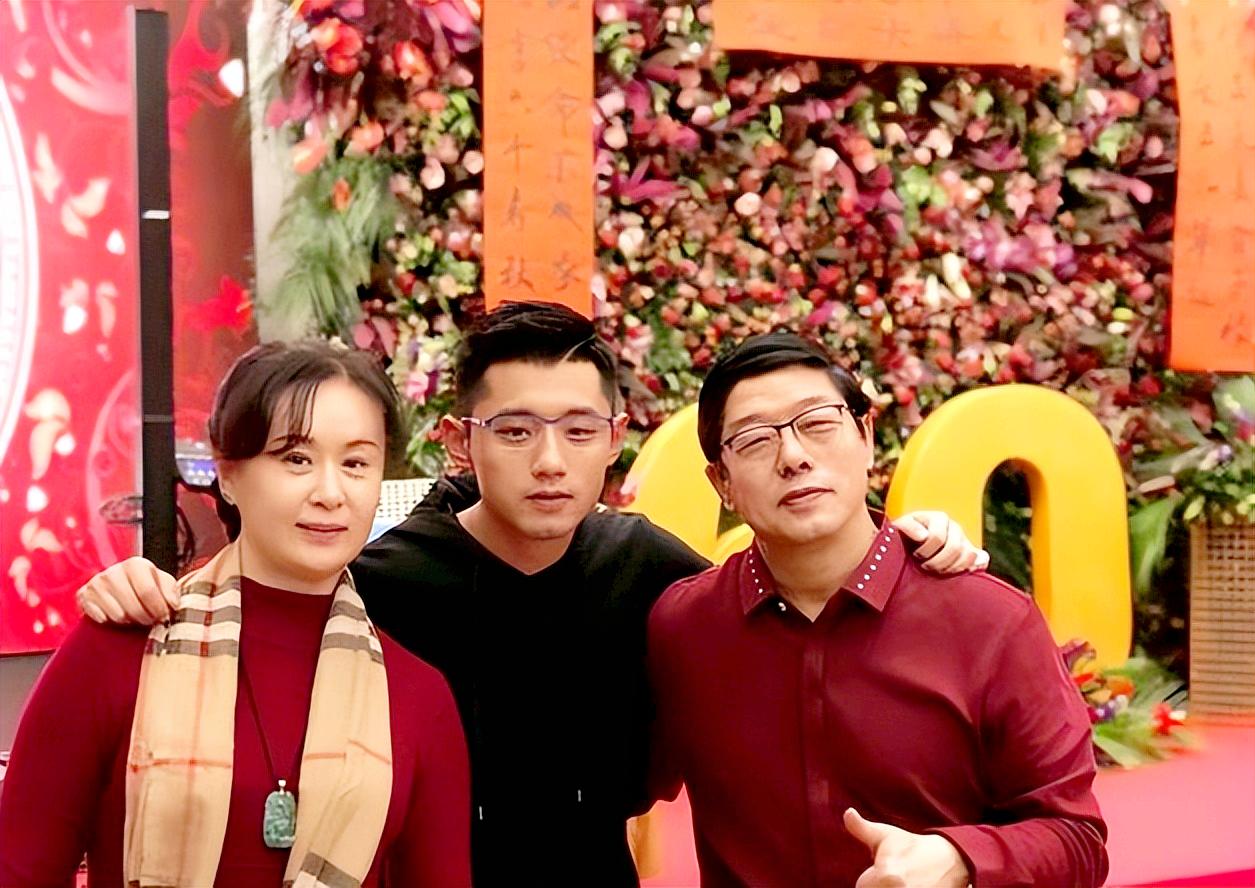 张继科与景甜分手3年：他单身传绯闻，她承受着双重打击