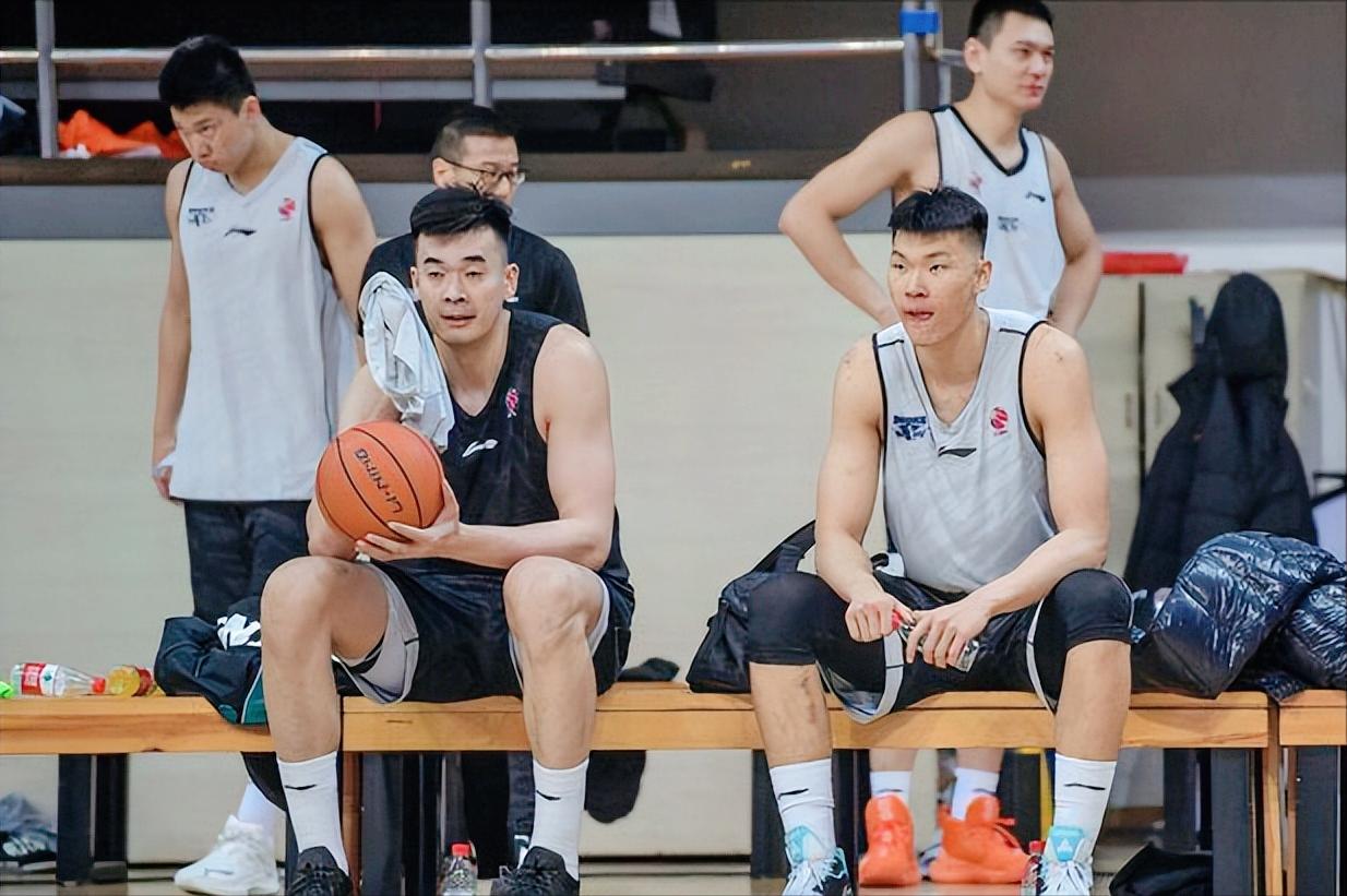 留住范子铭雷蒙有意黎伊扬，若捡漏拿下朱彦西接班人首钢成功登顶