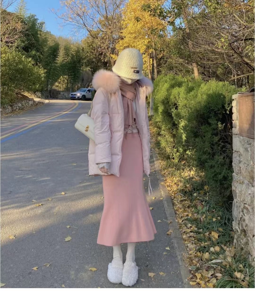 短款白色羽绒服的最佳搭配半身裙,羽绒服搭配哪些裙子才时髦