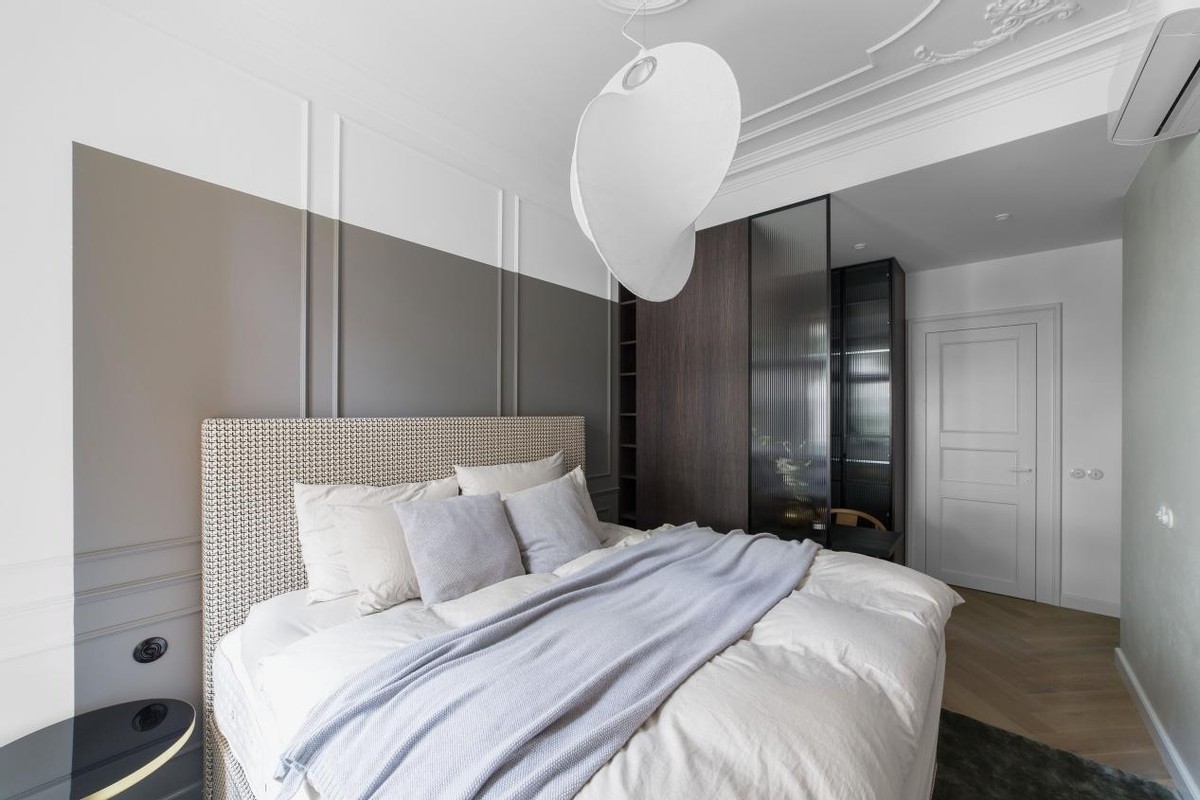 衣帽间柜门玻璃门设计,衣帽间转角设计连折叠玻璃门