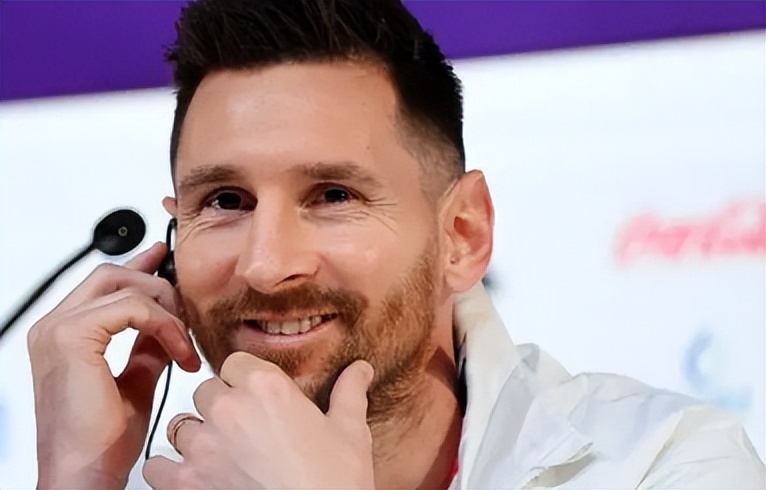 球迷冲进球场拥抱梅西被抬着离开,球迷冲进球场拥抱梅西最新消息