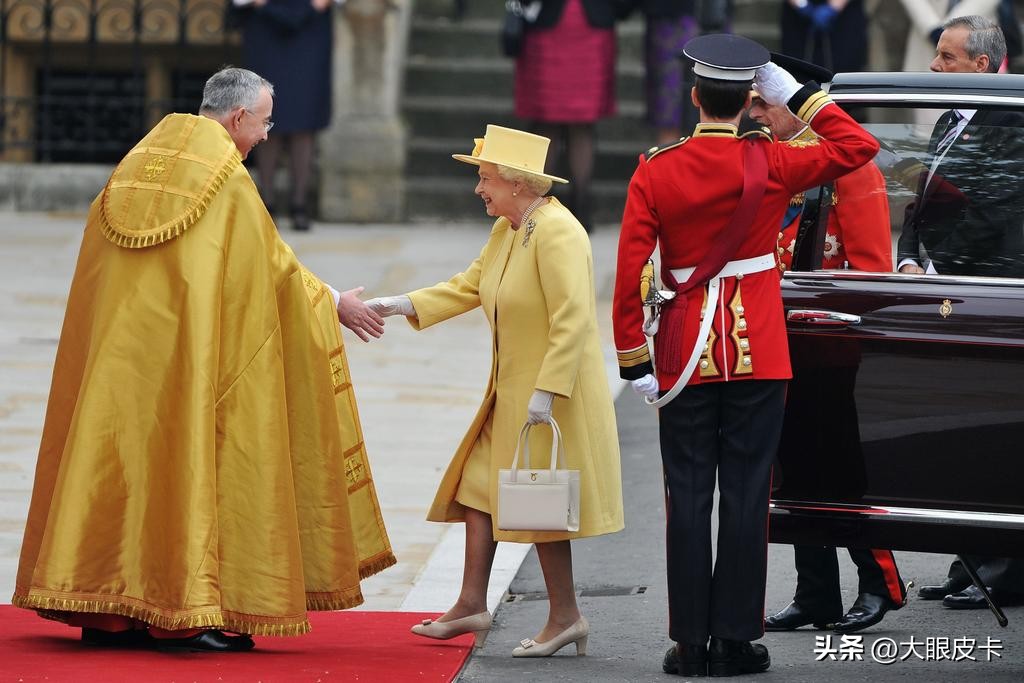 伊丽莎白二世白金汉宫冷知识,英国女王伊丽莎白二世穿衣