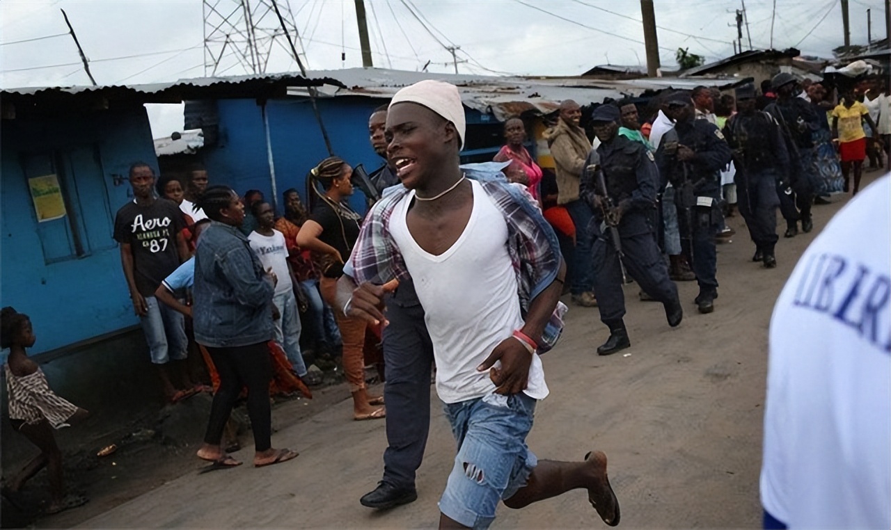 没见过这么穷的国家，买双拖鞋还要分期，一下雨半个国家都瘫痪