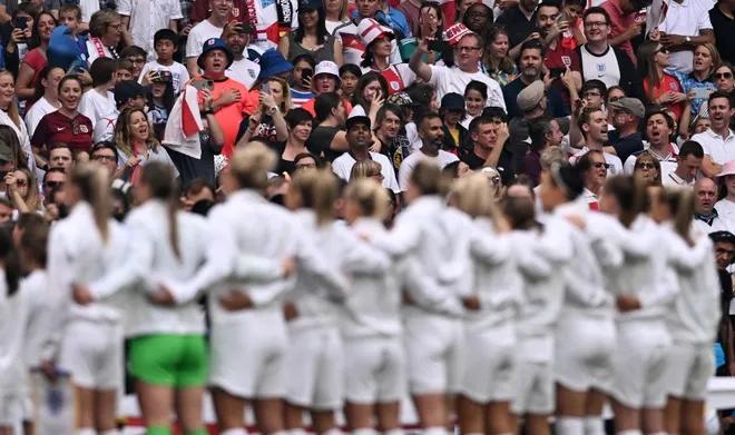 英国女球迷脱球衣庆祝,英格兰女球迷当众掀开球衣