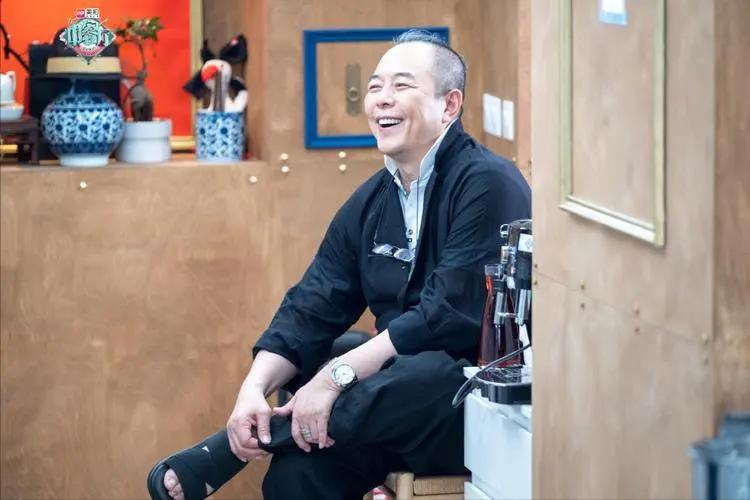 国内赚钱国外花、玩弄感情只生娃...这4位老狐狸的尾巴藏不住了？