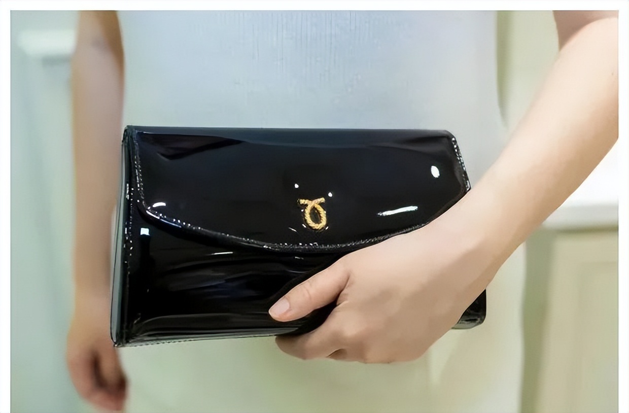 英国女王最喜欢的包包牌子,英国女王拿的包包价格